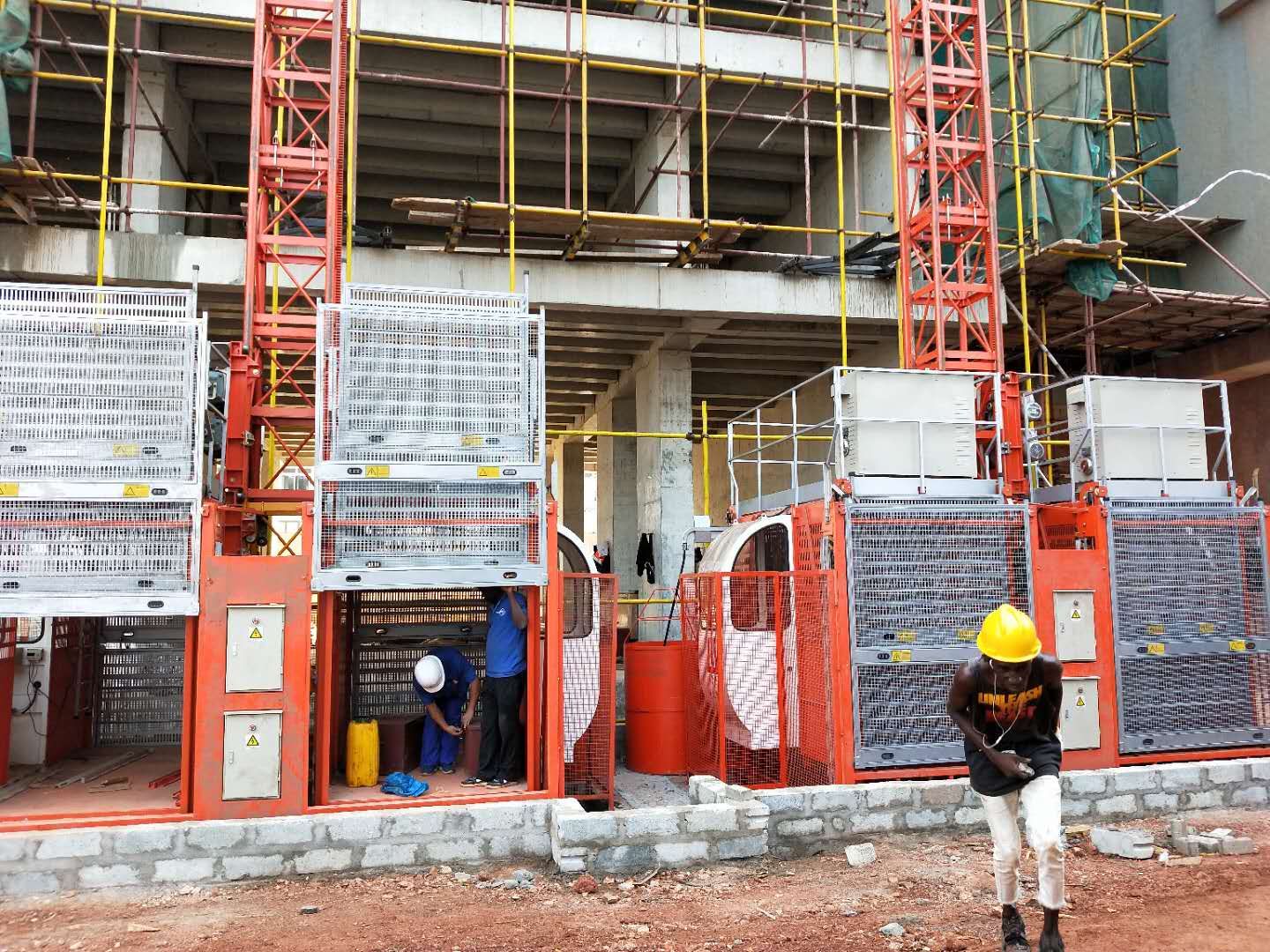 In Ghana,HONGDA SC200/200P Frequency Construction Hoist 